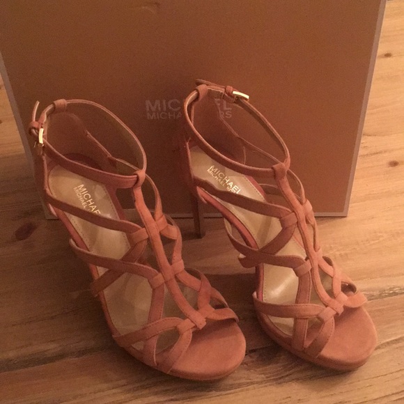 🎉🎉JUST REDUCED🎉🎉Michael Kors heels - Picture 2 of 2